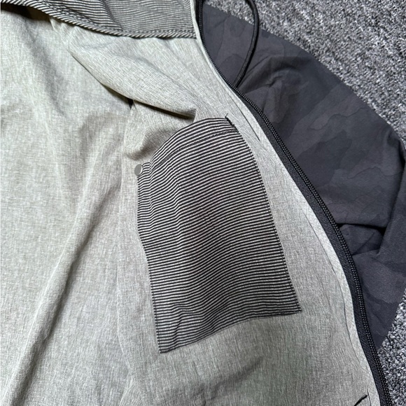 Vuori Outdoor Trainer Shell, Size L - Picture 7 of 8